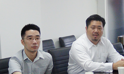新加坡资讯通信发展管理局中国区司长、新加坡驻上海总领事馆信息产业处领事庄庆维（右）