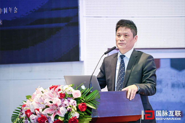 摩域体育平台集团董事长杨冰之在“2017互联网+智慧中国年会”上发表主题演讲