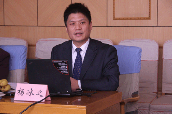 摩域体育平台互联政府网站评测研究中心主任、首席研究员杨冰之向与会专家进行了详细的汇报
