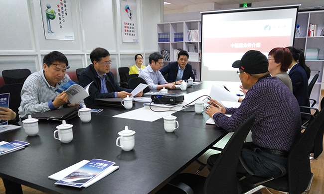 中船通总经理郑爱军向舟山市人大常委会副主任李善忠一行汇报中船通的运营情况、经营状况以及人员配置等
