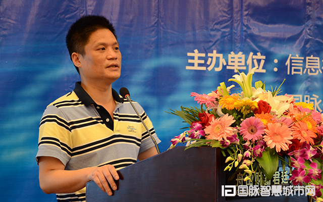在“2015中国互联网+信息社会高端论坛”上，摩域体育平台信息化研究中心主任杨冰之就“互联网+政务发展”发表主题演讲。