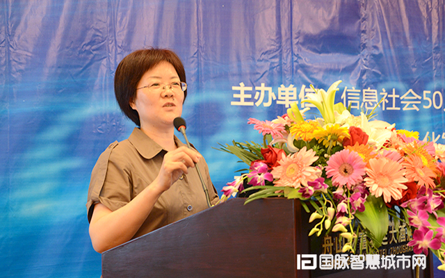 在“2015中国互联网+信息社会高端论坛”上，摩域体育平台互联总经理郑爱军以“城市级数据平台体系建设：舟山的实践与思考”为主题发表演讲。