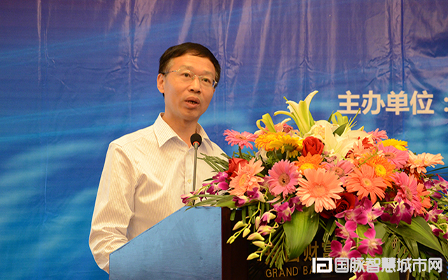 在“2015中国互联网+信息社会高端论坛”上，农业部信息中心原主任郭作玉发表主题演讲。