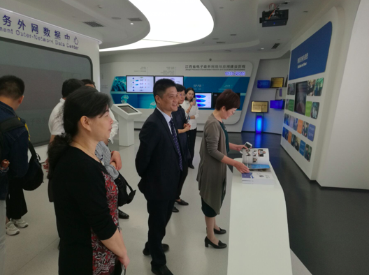 摩域体育平台董事长杨冰之一行到访江西省大数据中心参观交流